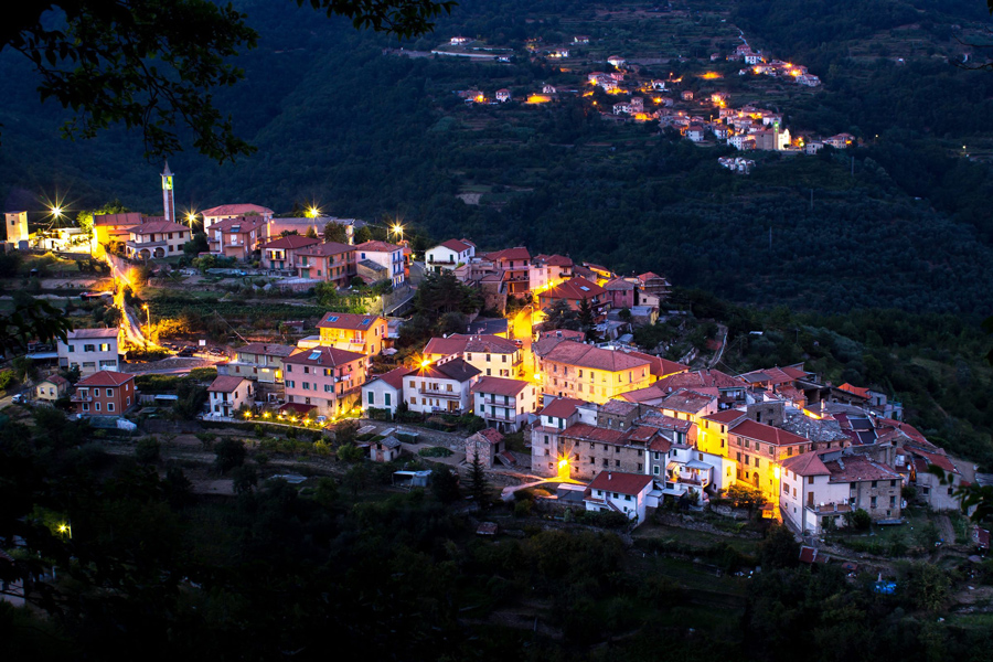 Leverone di sera con luci e atmosfera di festa